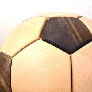 BALLON de football décoratif, en bois massif