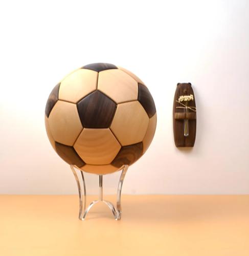 BALLON de football décoratif, en bois massif